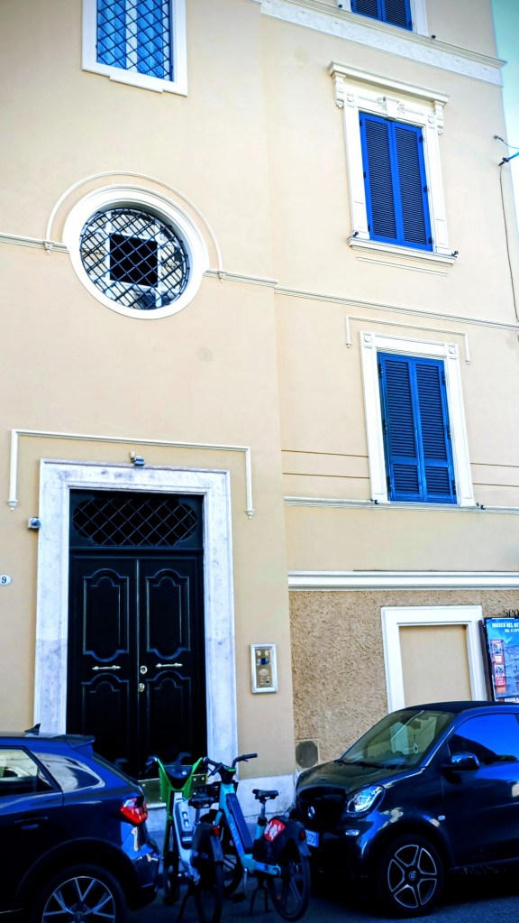 foto of a building with cars parked infront of it