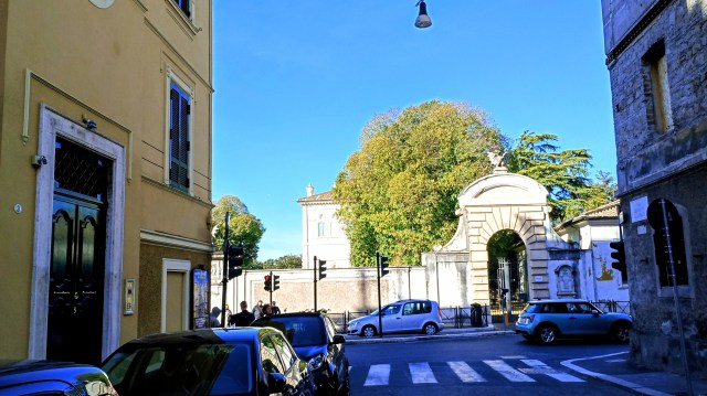 foto of the left part of a house and the stone gate to a park