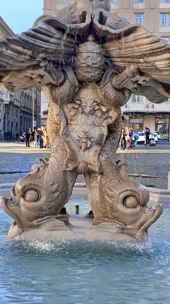 detail foto of Triton Fountain showing bees