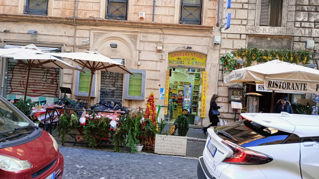 foto of a small grocery store