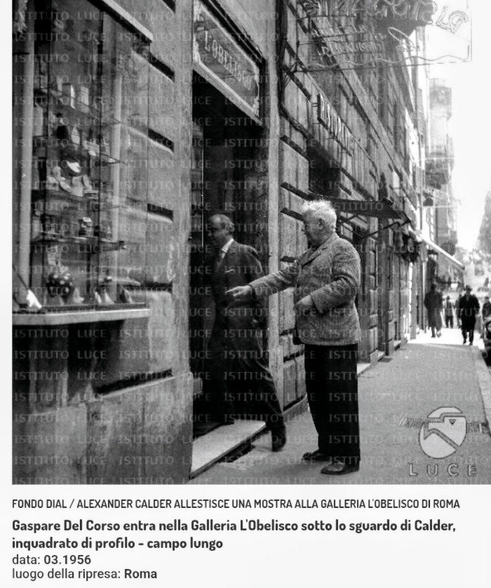 foto of Alexander Calder going into the Galleria L'Obelisco with Gaspare del Corso