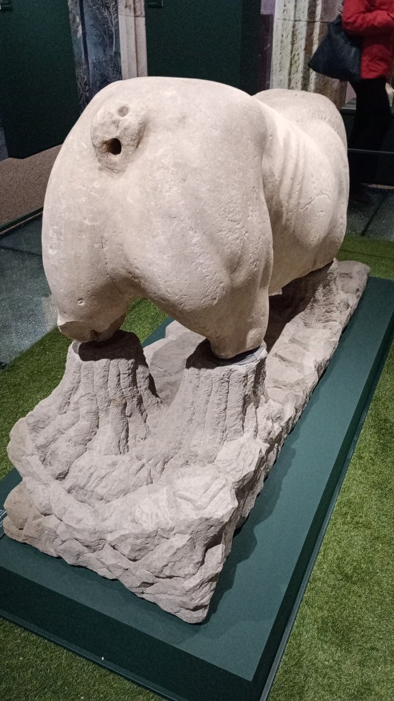 statue of a lion missing his tail