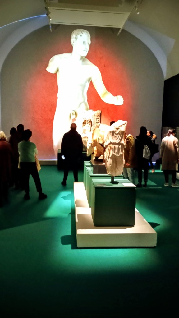 statues with slide show