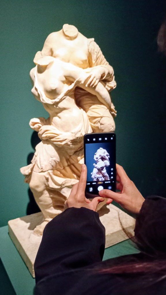 foto of someone taking a foto of two statues