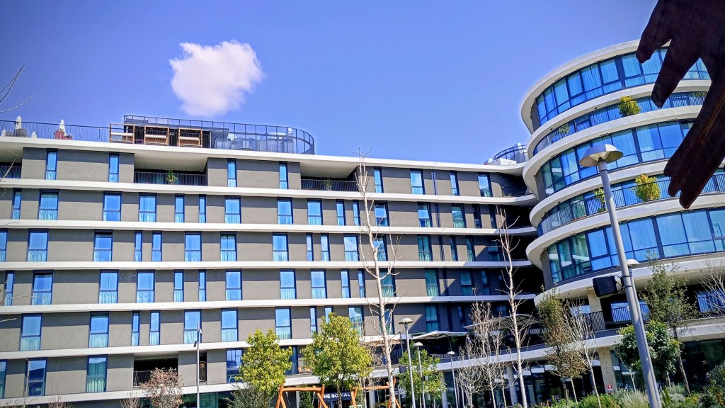 foto of a building with a cloud above it
